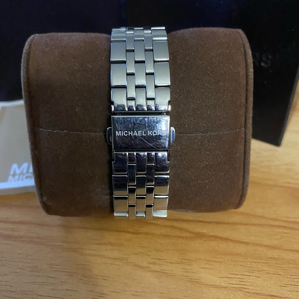 Micheal Kors MK5020 Stainless steel bracelet new battery come with leather case - Picture 7 of 7